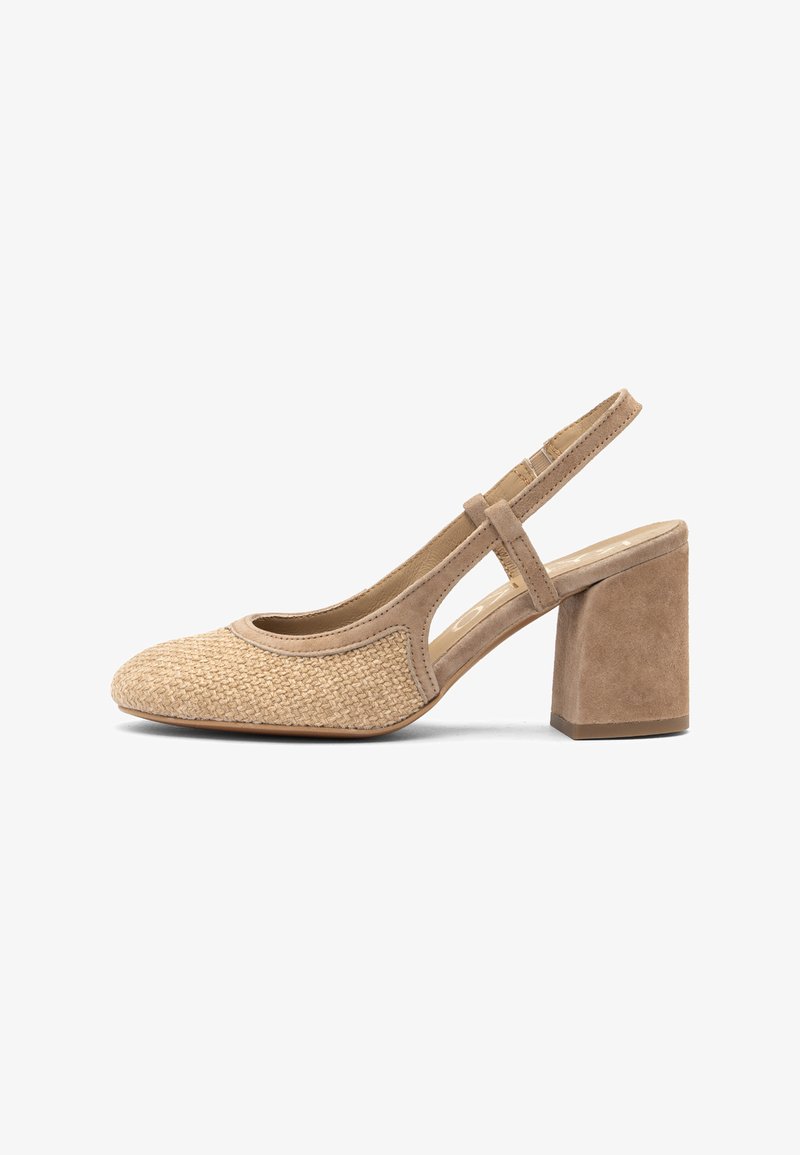 Beige slingback-sko med vævet tekstur, kraftig mellemhøj hæl og glat ruskindslignende rem samt hælkappe.