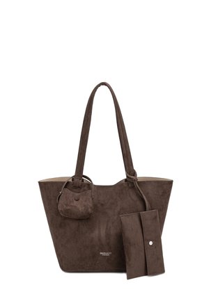 Bruine suède shopper met twee lange handvatten, een kleine pouch bevestigd aan één handvat en een afneembare portemonnee die aan de zijkant hangt.