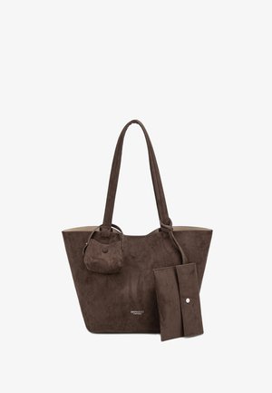 Sac fourre-tout en daim marron avec deux longues poignées, une petite pochette attachée à une poignée, et un portefeuille amovible suspendu sur le côté.