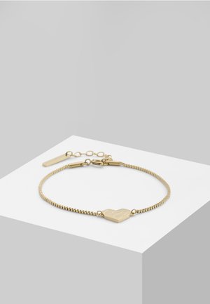Gouden armband met een getextureerde hartbedel, voorzien van een delicate ketting, een verstelbare sluiting en een strakke minimalistische ontwerpen.