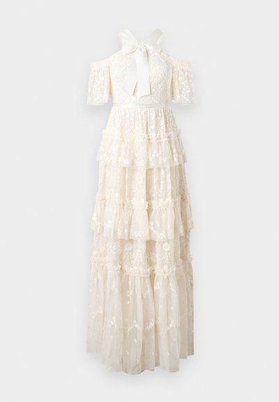 Kanten jurk in lichtcrème met off-shoulder mouwen, een striksluiting bij de halslijn en gelaagde ruches versierd met bloemengebreide.