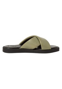 Sandale glissante en cuir vert avec des sangles croisées, semelle noire, design plat, texture lisse et style minimaliste.