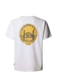 Weißes T-Shirt mit einem gelben kreisförmigen Design, das eine Illustration des alten Brighton Piers und Text darum herum zeigt.