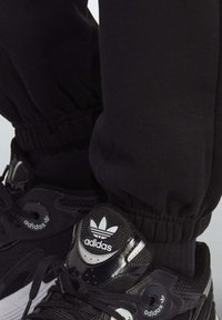 adidas Originals Tepláky - black