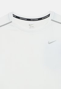 Λευκό t-shirt Nike Dri-FIT με στρογγυλή λαιμόκοψη, γκρι ραφές στους ώμους και μικρό ασημί λογότυπο Nike στο στήθος.