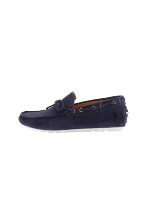 Tummansininen mokkanahkainen slip-on-kengät, jossa on mokassa-tyyppinen muotoilu, nauhakoriste, valkoinen kumipohja ja logo-yksityiskohta sivulla.