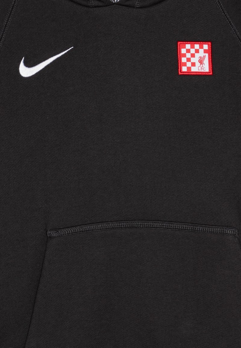 Schwarzer Hoodie mit einem weißen Nike-Logo und einem roten Liverpool FC-Patch im Schachbrettdesign, aus weichem Stoff mit einer Kängurutasche.