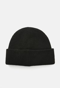 Czarna dziana czapka beanie z prążkowaną fakturą i podwiniętym mankietem dla regulowanego dopasowania, charakteryzująca się gładkim wykończeniem i brakiem widocznych logo lub wzorów.