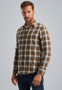 Herren Langarmhemd im karierter Design in Braun, Weiß und Grau mit Knopfverschluss, Kragen und Logo-Akzent auf der Brust. Weicher, kariert gemusterter Stoff.