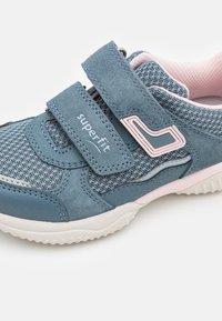 Kék velúr és hálós sportcipő rózsaszín kiemelésekkel, dupla tépőzáras pánttal és strukturált gumitalppal. A "superfit" logó látható.