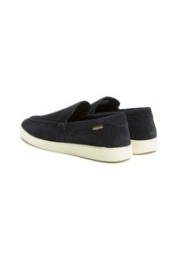 Marineblaue Wildleder Slipper mit runder Zehenpartie und weißer Gummisohle. Minimalistisches Design und dezentes Branding an der Seite.