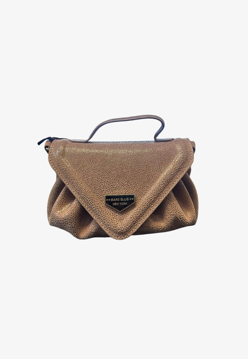 Borsa a tracolla in pelle marrone con texture, dotata di un design a patta, che presenta una placca con logo nera e un manico corto. La texture plissettata aggiunge dimensione.