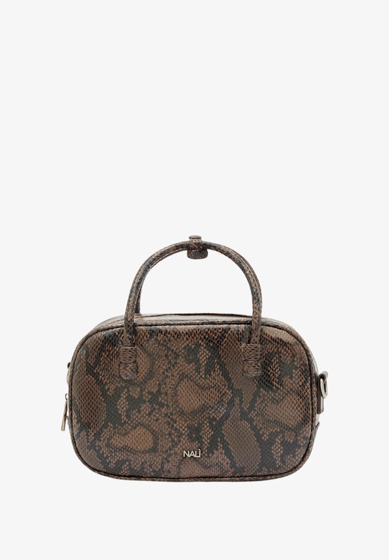 Bolso con patrón de serpiente marrón, con dos asas cortas, forma rectangular, textura suave y un detalle de logo metálico en la parte frontal.