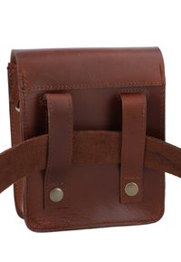 Borsa in pelle marrone con pattina pieghevole, dotata di due cinghie frontali, bottoni a pressione in metallo e una finitura texturizzata. Forma rettangolare compatta.