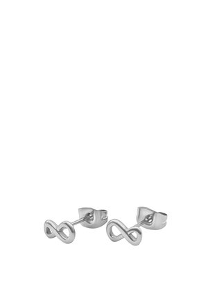 Piccoli orecchini a bottone in argento con simbolo dell’infinito e chiusura a farfalla su sfondo bianco.