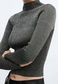 Schwarzer gerippter Strickpullover mit Stehkragen und metallischen Fäden, Slim Fit, lange Ärmel und dezente Texturdetails.