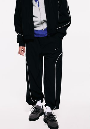 PULL&BEAR, TECHNICAL JOGGER TROUSERS WITH PIPING - JOGGER - Pantalon classique - black