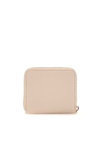 Portafoglio in pelle beige con angoli arrotondati, chiusura con zip e cuciture a contrasto. Texture liscia con design minimalista e senza hardware visibile.