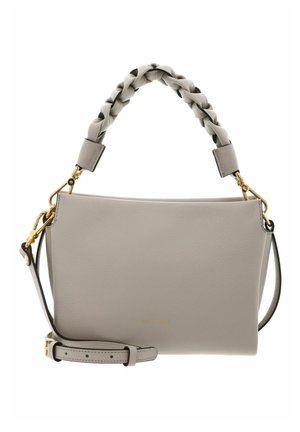 Sac à main rectangulaire en cuir gris avec poignée tressée, bandoulière réglable et ferrures dorées sur fond blanc.