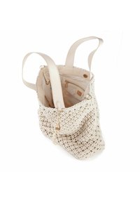 Borsa a spalla intrecciata beige con manici in pelle a contrasto, tasche interne e accessori in oro. Parte superiore aperta con un motivo testurizzato.