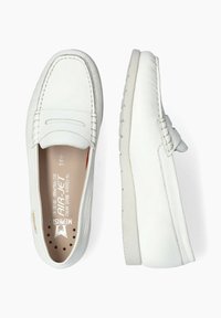 Mocassins blancs en cuir à enfiler avec une finition texturée, présentant des coutures décoratives et une semelle flexible. L'intérieur comprend des détails de marque.