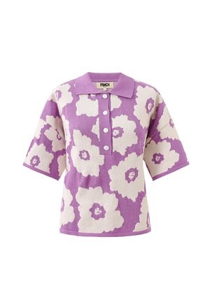 Polo à manches courtes en maille violette avec de grands motifs floraux blancs et quatre boutons blancs le long de la patte de boutonnage avant.