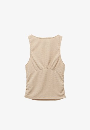 Bežový tílko s texturovanou látkou, kulatým výstřihem, širokými ramínky a nařasením v pase pro lepší padnutí.