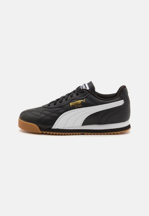 Schwarzer Ledersneaker Puma Roma mit weißem Seitenstreifen, Gummisohle und goldenem Puma Roma Logo an der Seite, von der Außenseite betrachtet.