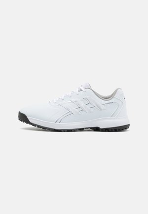 Białe sportowe buty z teksturowanym syntetycznym wierzchem, szarymi akcentami, trzema równoległymi paskami po boku oraz czarną gumową podeszwą.