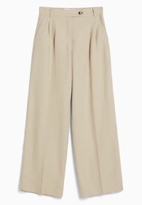 Beige vida byxorna med veck, sidofickor, knäppning med knappar och bälteshällor, tillverkade av ett lätt tyg.
