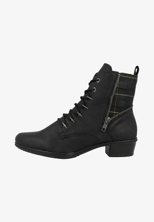 Bottes noires à la cheville en cuir, avec un panneau en tissu à carreaux, un devant à lacets, une fermeture éclair sur le côté et un petit talon carré.
