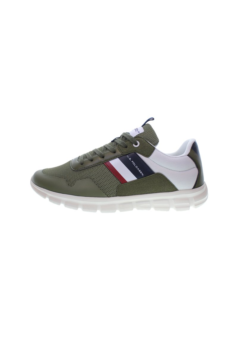 Zielone siatkowe sneakersy z syntetycznym wykończeniem mają białe i granatowe akcenty, wyściełany język oraz masywną białą podeszwę z bieżnikowanym wzorem.