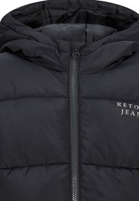 Czarna kurtka puchowa z kapturem, z zamkiem błyskawicznym z przodu i logo "RETRO JEANS" nadrukowanym na klatce piersiowej w kontrastowym kolorze. Gładka tekstura.