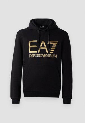 Svart hettegensere med en gull EA7-logo og teksten "EMPORIO ARMANI" på framsiden. Inkluderer en frontlomme og hette med snøring.