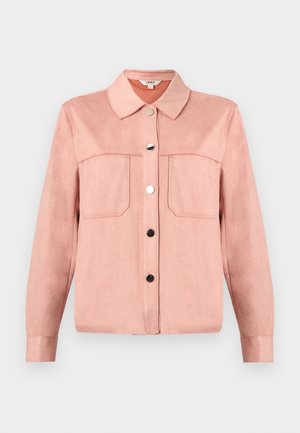 Ροζ σουέντ τζάκετ με μακριά μανίκια, γιακά, δύο τσέπες στο στήθος και πέντε μεταλλικά κουμπιά στο κέντρο.