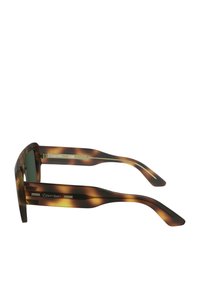 Occhiali da sole con montatura tartarugata, lenti verdi e logo inciso "Calvin Klein" sulle astine. Design elegante con accenti di taglio unici.