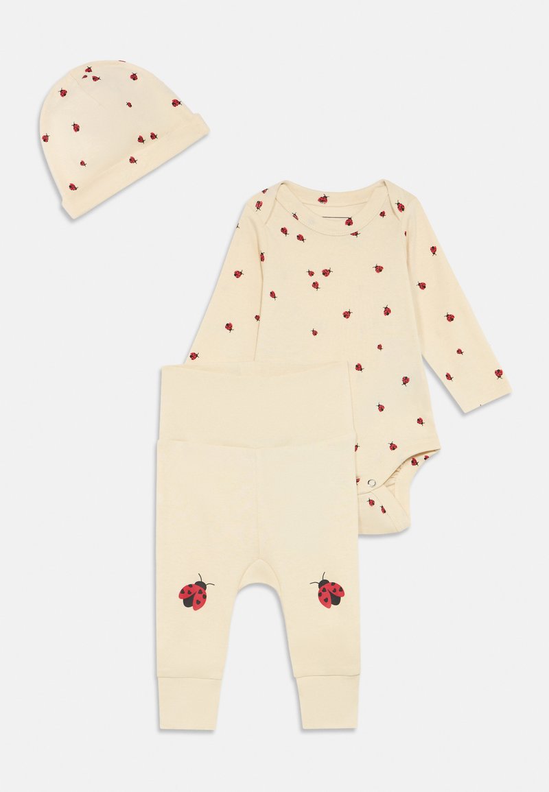 Kremljev baby set z dolgimi rokavi, hlačami in klobučkom, okrašen z majhnimi in velikimi rdečimi muharicami.