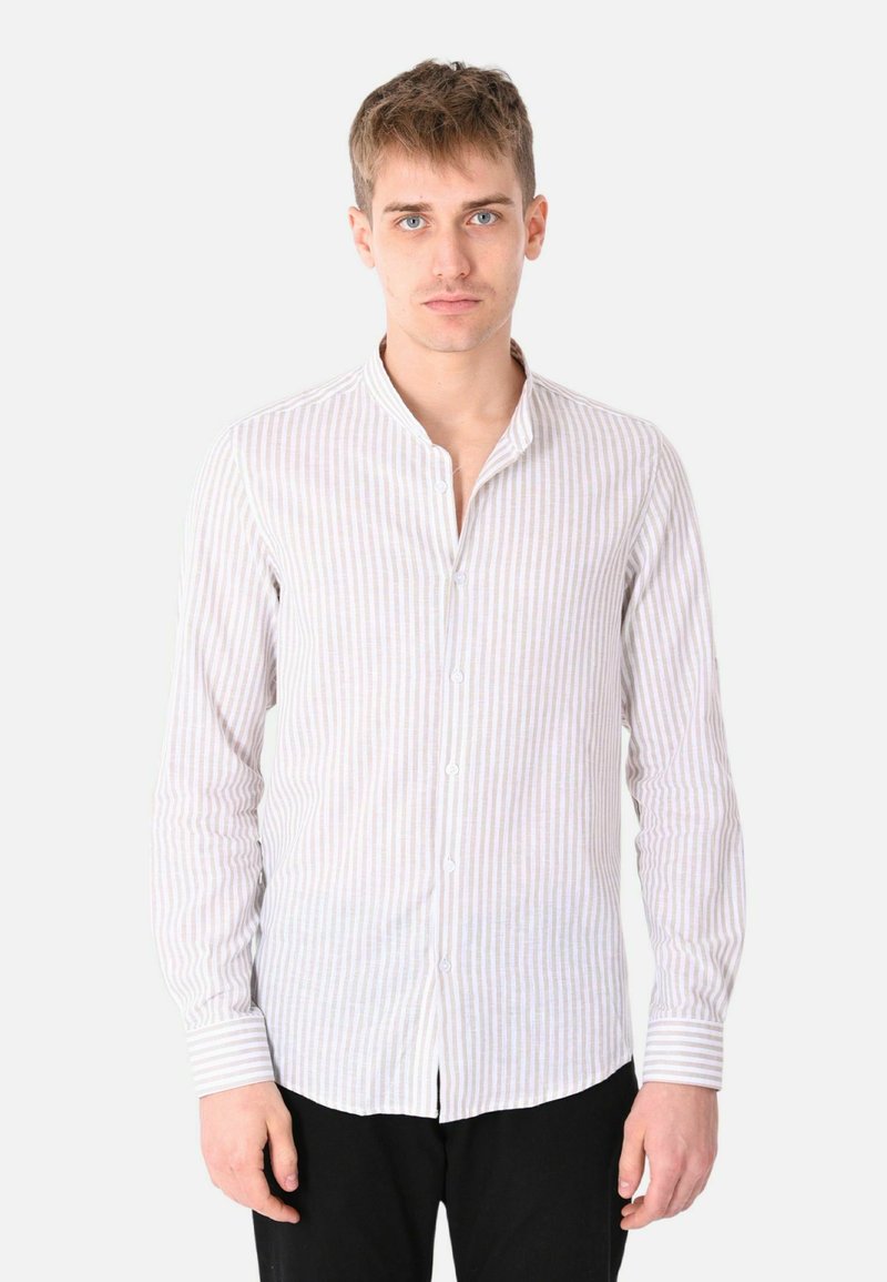 Camicia bianca a maniche lunghe con sottili righe verticali nei colori pastello. Presenta un colletto alla coreana e una chiusura con bottoni sulla parte anteriore.