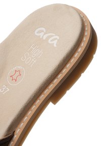 Nærbillede af indlægssål i beige læder mærket "ara High Soft," størrelse 37, med synet kant og tanfarvet ydersål.
