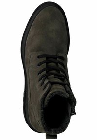 Bottine cheville en suede vert foncé avec lacets noirs, doublure intérieure texturée, et semelle noire durable. Présente un haut avec des détails de couture.