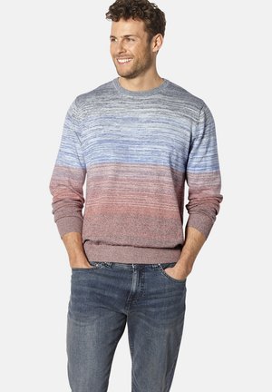 Gestickter Pullover mit einem Verlaufdesign in Blau, Grau und roten Streifen, Rundhals, gerippten Bündchen und kombiniert mit blauen Jeans.