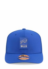 Blaues verstellbares Baseballcap mit einem rechteckigen Patch, der ein weißes Büffel-Logo und den Text "BUFFALO BILLS" zeigt, glatte Stofftextur.