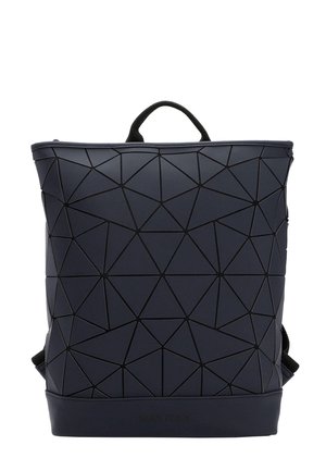 Sac à dos noir avec des motifs géométriques triangulaires, poignée en tissu sur le dessus et bretelles rembourrées visibles sur les côtés.