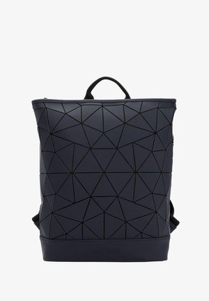 Sac à dos noir avec des motifs géométriques triangulaires, poignée en tissu sur le dessus et bretelles rembourrées visibles sur les côtés.