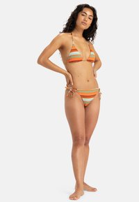 Paski bikini w kolorze pomarańczowym, turkusowym i białym, z trójkątnym stanikiem i dołami wiązanymi z boku. Teksturowany materiał z regulowanymi ramiączkami i wiązaniami.
