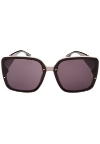 Aurinkolasit, joissa on ylisuurikokoiset, kulmikkaat mustat kehykset, harmaasävyiset linssit ja metallikoristeet nenä- ja temppeleissä.