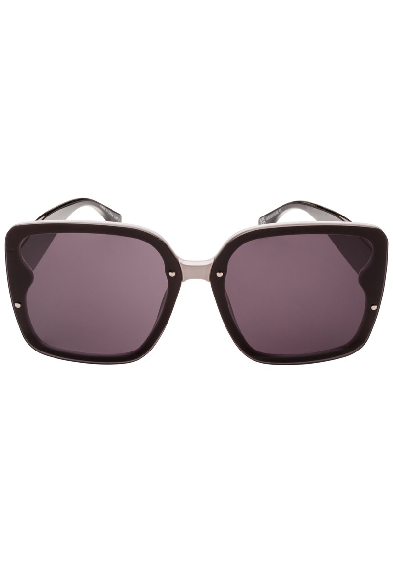 Aurinkolasit, joissa on ylisuurikokoiset, kulmikkaat mustat kehykset, harmaasävyiset linssit ja metallikoristeet nenä- ja temppeleissä.