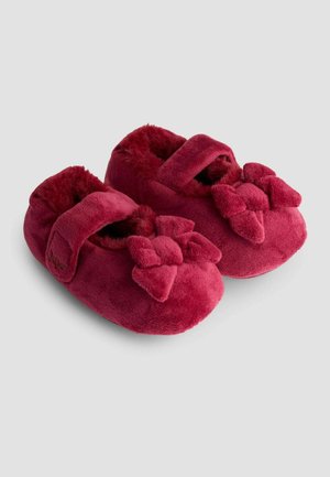 Rode pluche pantoffels met een zachte textuur, voorzien van een bloemenaccent en een bandje voor een veilige pasvorm. Ronde teenontwerp voor comfort.