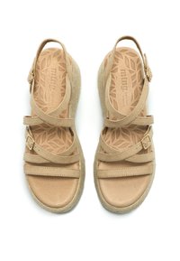 Beige sandaalit, joissa on useita hihnoja, solkiyksityiskohta, teksturoitu sisäpohja, jossa on lehtikuviot, ja luonnollinen jute-tyyppinen pohja.