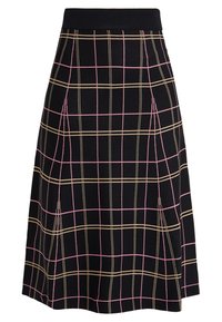 Falda negra hasta la rodilla con una pretina ajustada, con patrones cuadros rosas y beige y pliegues laterales para añadir forma.